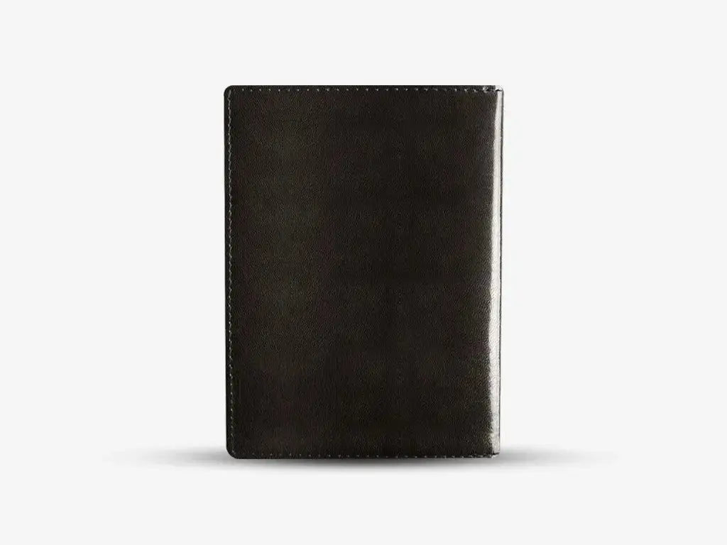 Smartphone Displaying Arista Tracker App Connected to Black Smart Passport Holder for Location