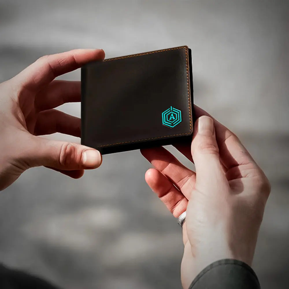 Arista Vault | Wallet-bot Classic | Smart wallet | Inbuilt powerbank