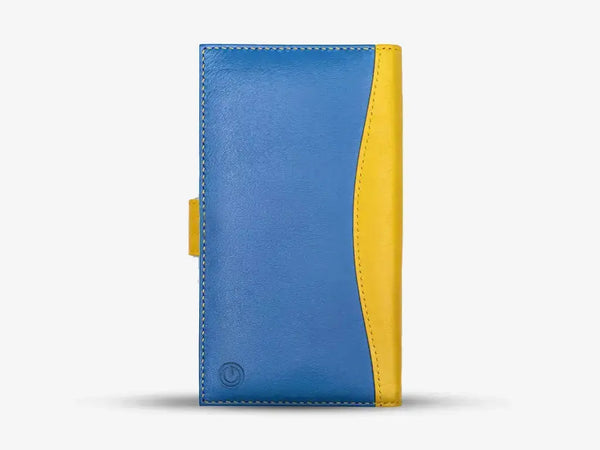 Smartphone Displaying Arista Tracker App Connected to Blue She Bot Finder Smart Wallet